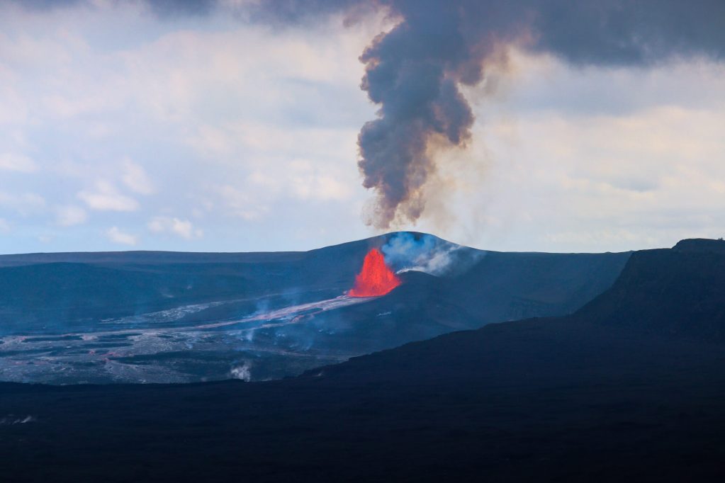 Wulkan Kīlauea z ogromną kolumną dymu i lawy – erupcja Kīlauea na Hawajach