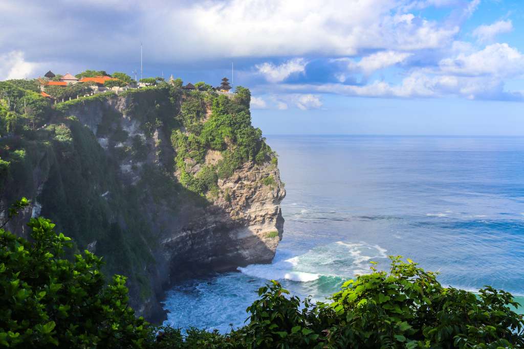 Świątynia Uluwatu, Bali – Kompletny przewodnik Panorama Pura Luhur Uluwatu na szczycie 70-metrowego klifu nad Oceanem Indyjskim.