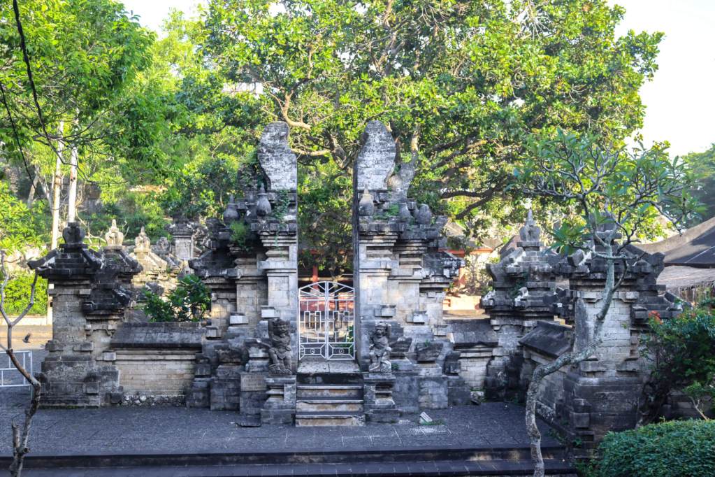 Świątynia Uluwatu, Bali – Kompletny przewodnik Tradycyjna rozdzielona brama balijska (Candi Bentar) – Świątynia Uluwatu architektura.