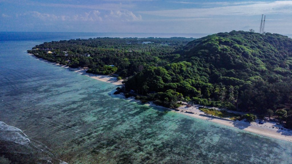 Widok z lotu ptaka na wyspę Gili, plaże i rafę koralową
