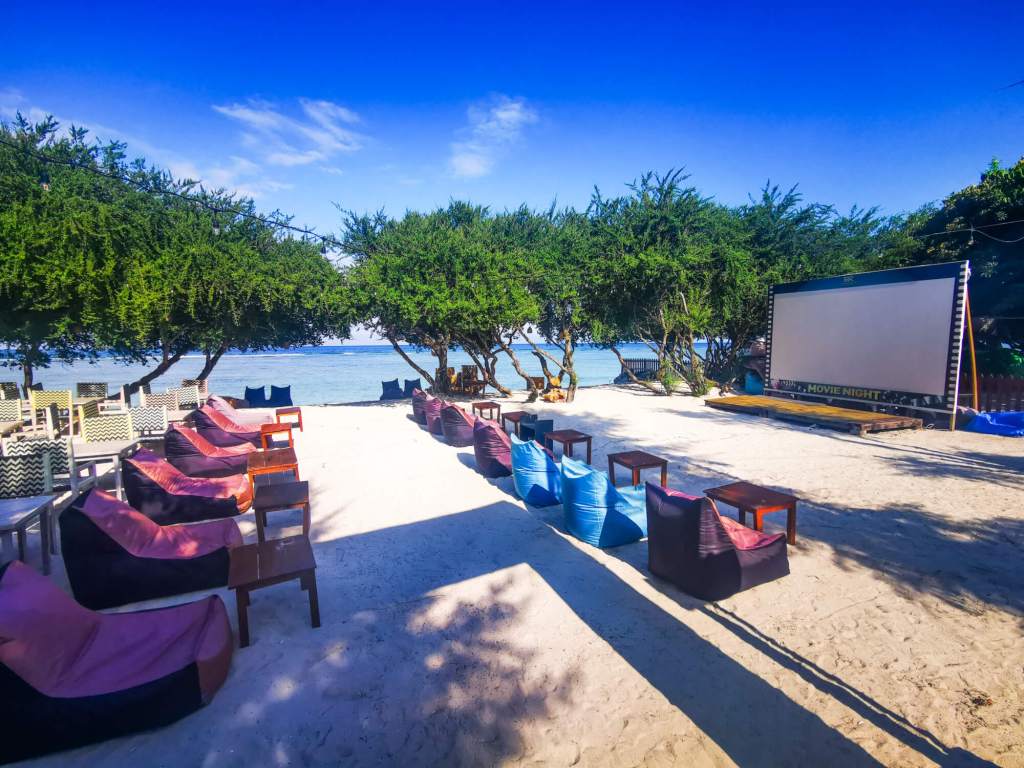 Rajskie wyspy Gili - informacje praktyczne Kino plenerowe na plaży na wyspach Gili z kolorowymi pufami