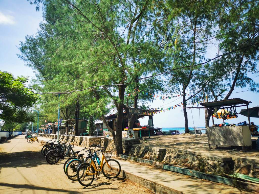 Rajskie wyspy Gili - informacje praktyczne Rowery zaparkowane przy drodze na Gili Trawangan