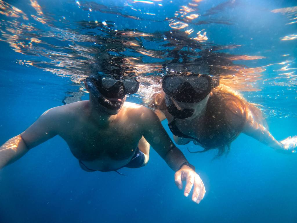Rajskie wyspy Gili - informacje praktyczne Para podczas snorkelingu w turkusowej wodzie na wyspach Gili