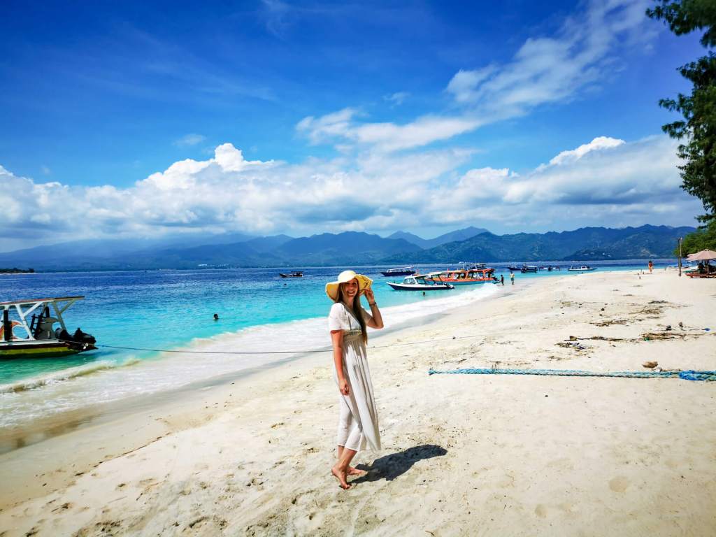 Plaża na wyspach Gili z widokiem na góry Lomboku i turkusowe morze