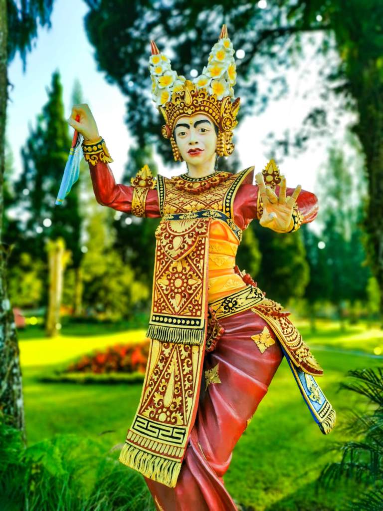 Kolorowy balijski posąg w ogrodzie przy Pura Ulun Danu Bratan na Bali.
