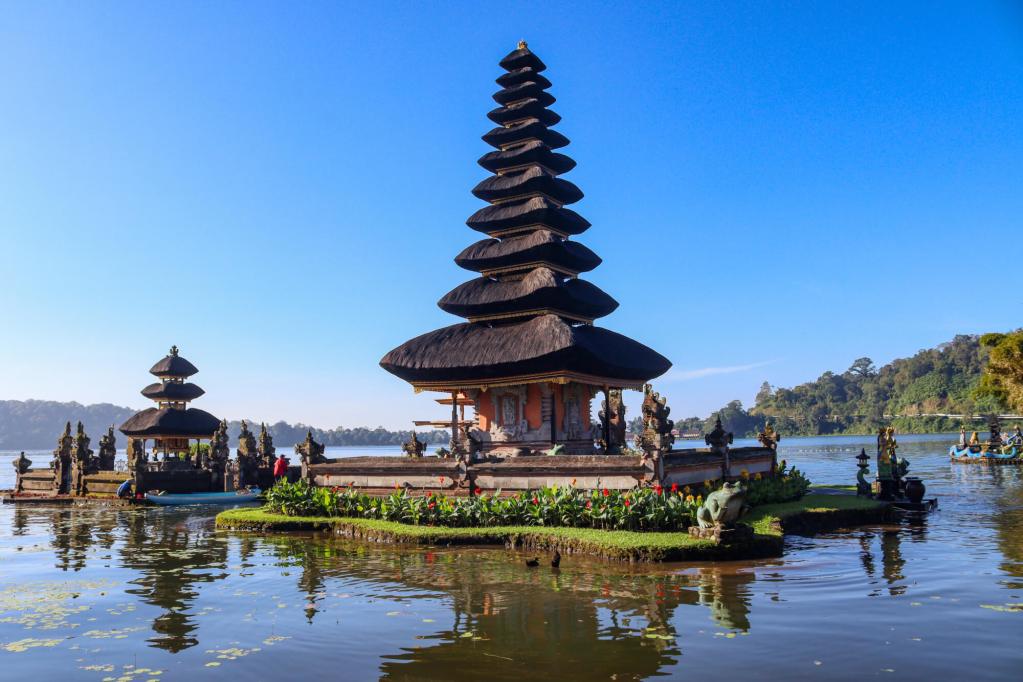 Klasyczny widok na Pura Ulun Danu Bratan, świątynię na wodzie na Bali.