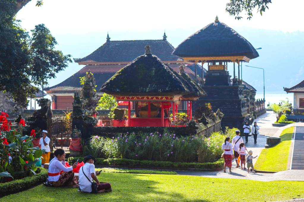 Dziedziniec i zabudowania kompleksu Pura Ulun Danu Bratan na Bali z odwiedzającymi.