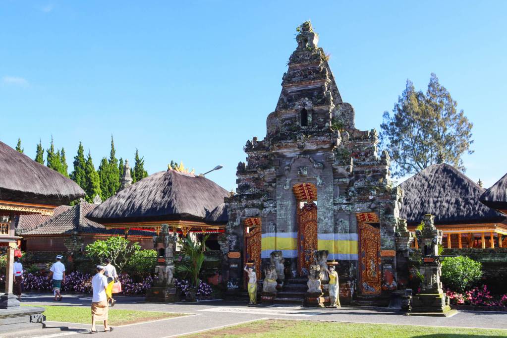 Brama świątynna i dziedziniec kompleksu Pura Ulun Danu Bratan na Bali.