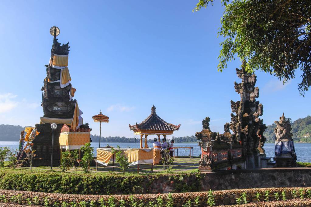 Świątynne zabudowania nad jeziorem Bratan w kompleksie Pura Ulun Danu Bratan na Bali.