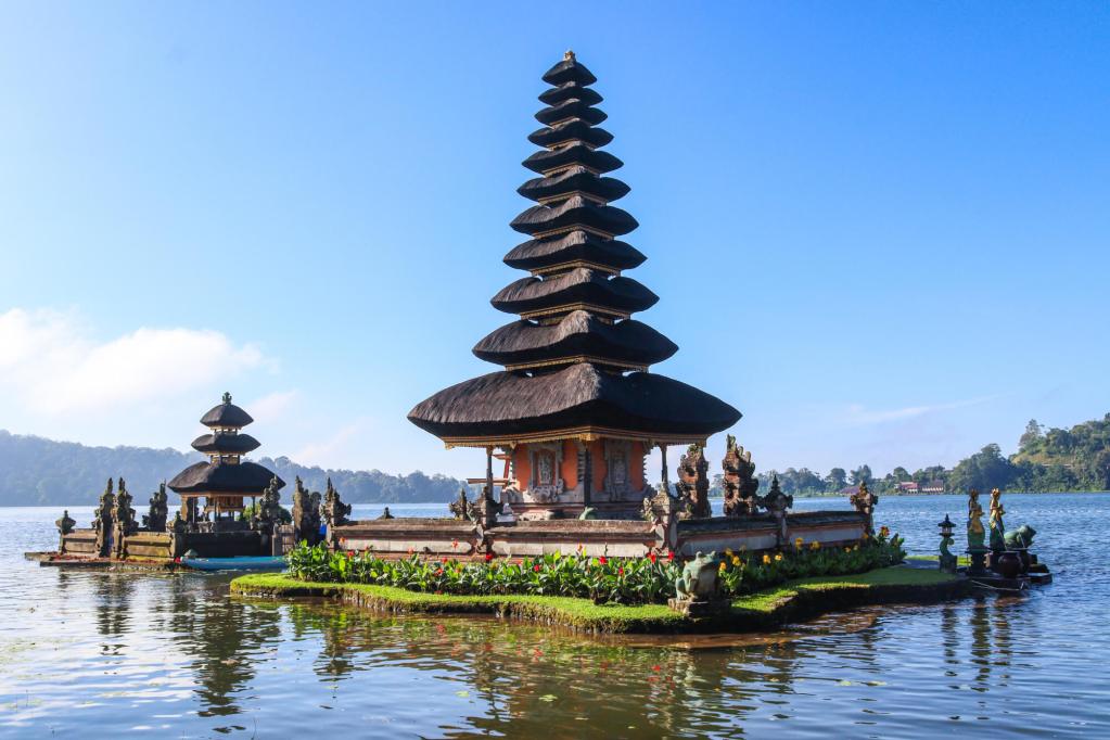 Szeroki widok na Pura Ulun Danu Bratan, świątynię na wodzie nad jeziorem Bratan na Bali.