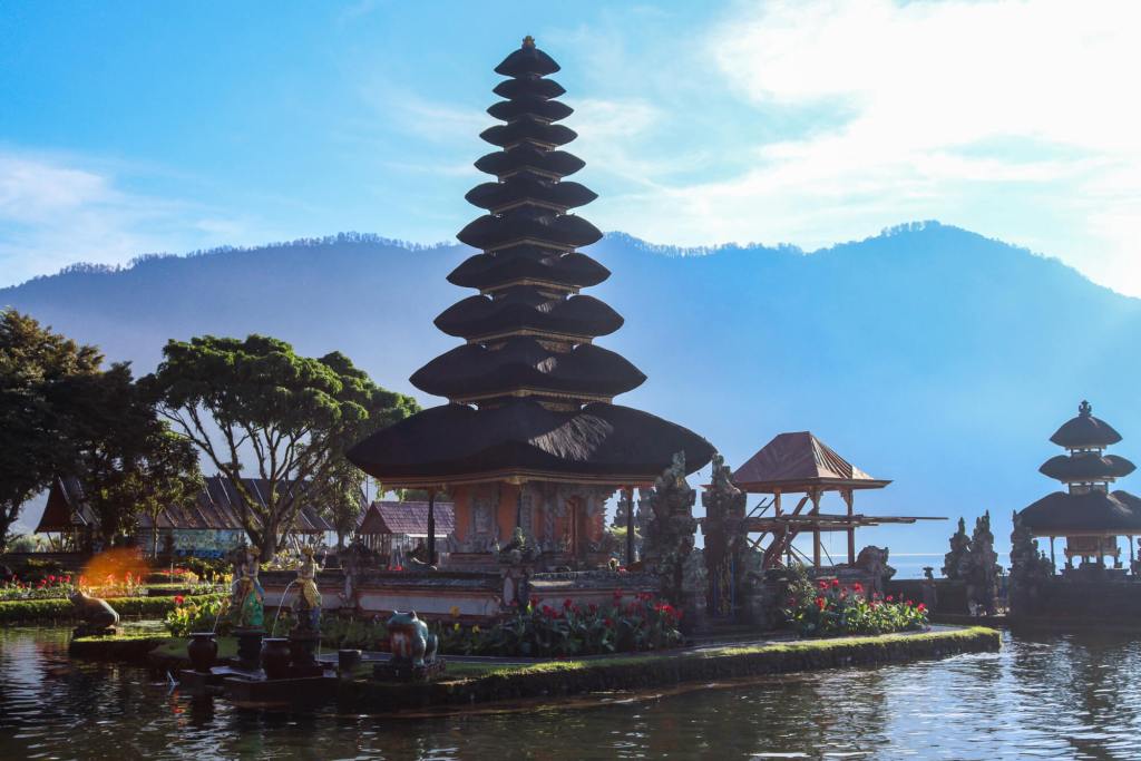 Pura Ulun Danu Bratan na Bali w porannym świetle nad jeziorem Bratan.