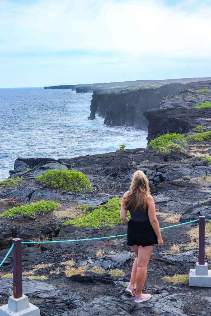 Hōlei Sea Arch na wybrzeżu Hawaiʻi Volcanoes National Park