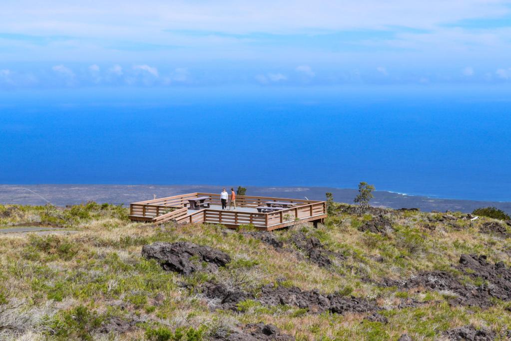 Kealakomo Overlook z widokiem na pola lawowe i Ocean Spokojny