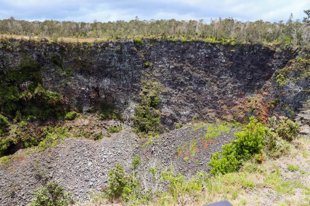Puhimau Crater z porośniętymi roślinnością ścianami przy Chain of Craters Road